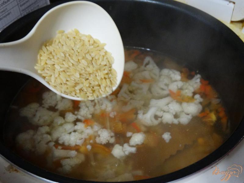 Фото приготовление рецепта: Куриный суп с овощами и пастой орзо шаг №7