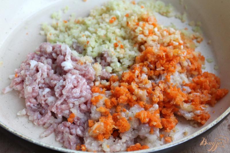 Фото приготовление рецепта: Блины с фаршем из свинины, сельдерея и моркови шаг №4