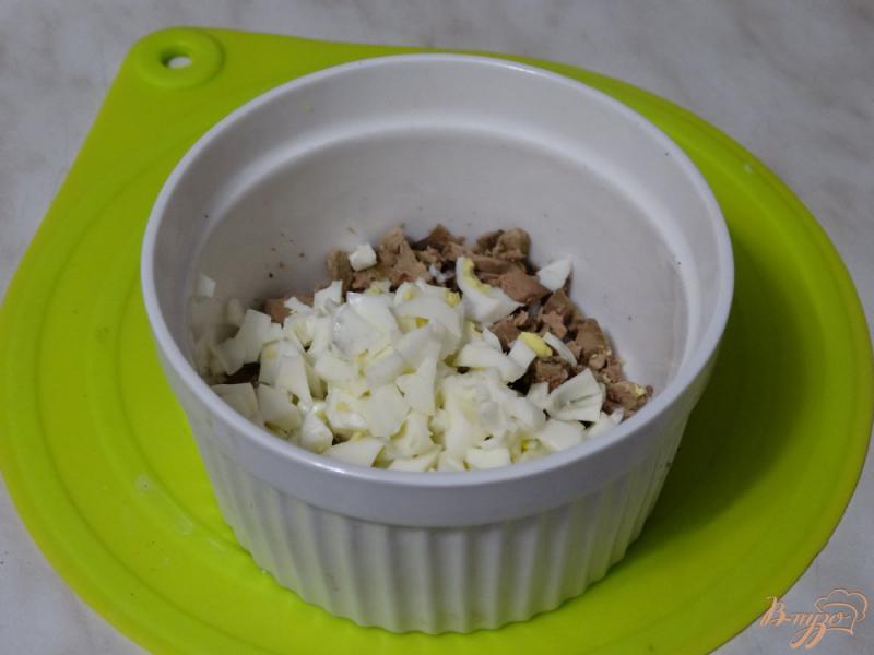 Фото приготовление рецепта: Салат с печенью, шампиньонами и стручковой фасолью шаг №2