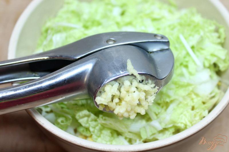 Фото приготовление рецепта: Салат из пекинской капусты с яйцом и чесноком шаг №4