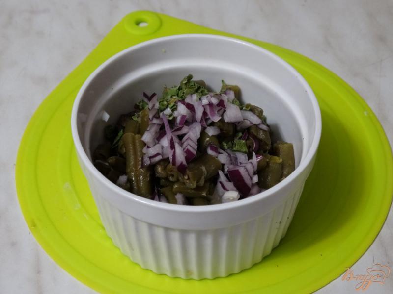 Фото приготовление рецепта: Салат с печенью, шампиньонами и стручковой фасолью шаг №5