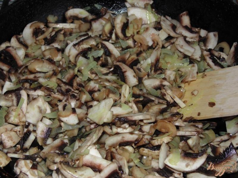 Фото приготовление рецепта: Картофельные оладьи с шампиньонами шаг №4