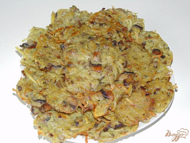 Фото приготовление рецепта: Картофельные оладьи с шампиньонами шаг №9