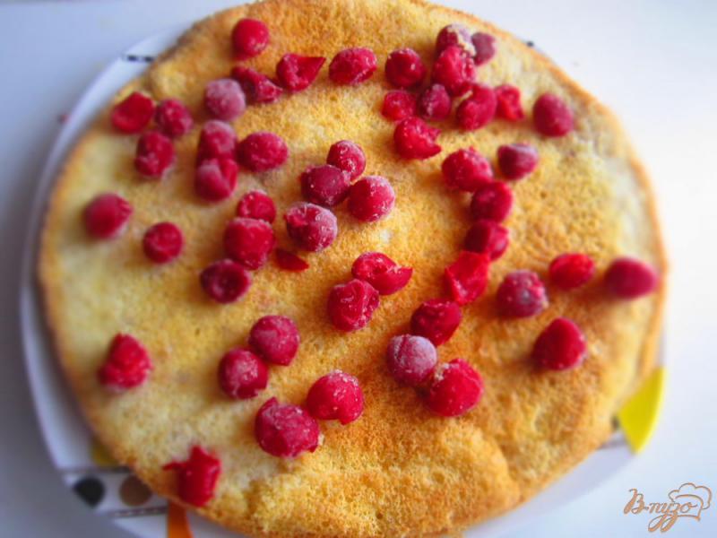 Фото приготовление рецепта: Бисквитный торт со сливочным кремом шаг №6