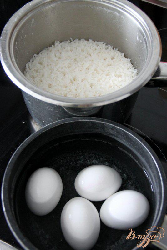 Фото приготовление рецепта: Рисовая каша с яйцом шаг №1