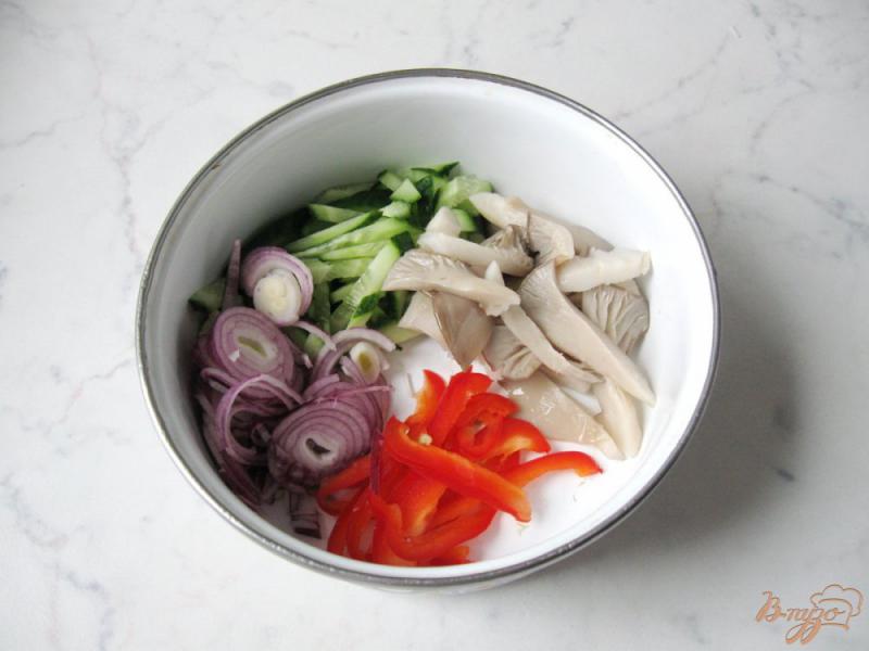 Фото приготовление рецепта: Тёплый салат с вешенками шаг №6