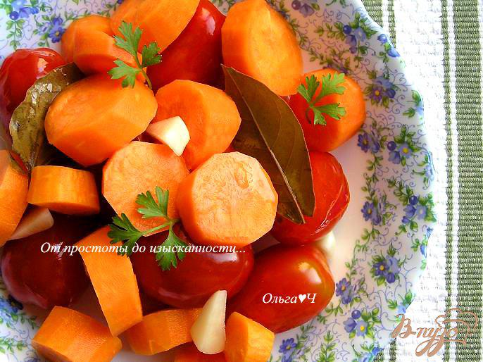 Фото приготовление рецепта: Томаты, консервированные с морковью (без уксуса) шаг №5