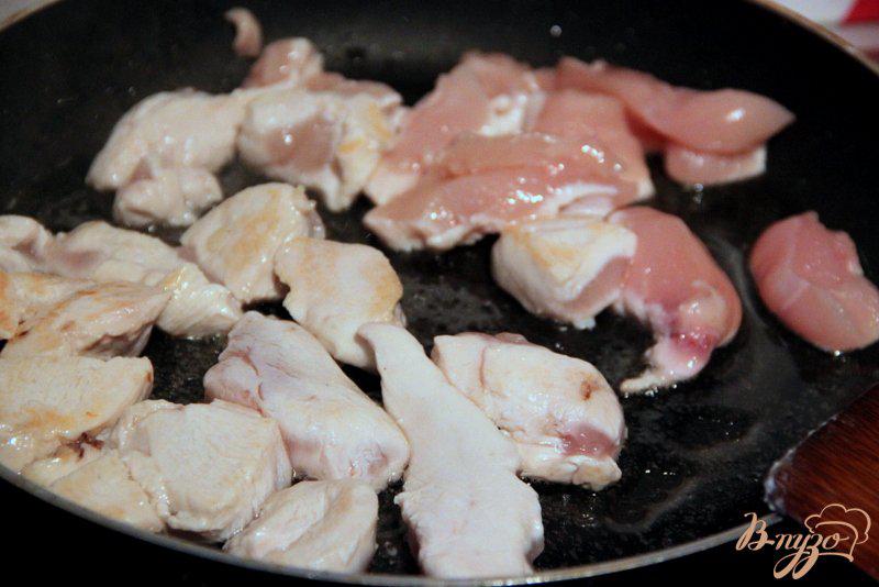 Фото приготовление рецепта: Курица в соево-медовом соусе с пастой шаг №1