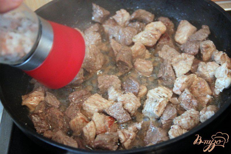 Фото приготовление рецепта: Жаркое в горшочках из говядины и свинины  с корейской морковкой шаг №2