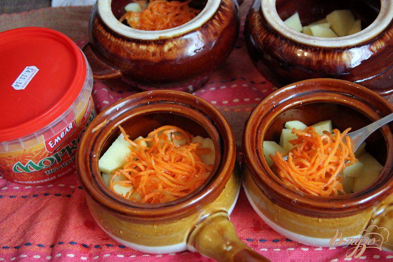 Фото приготовление рецепта: Жаркое в горшочках из говядины и свинины  с корейской морковкой шаг №5