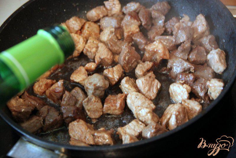 Фото приготовление рецепта: Жаркое в горшочках из говядины и свинины  с корейской морковкой шаг №3