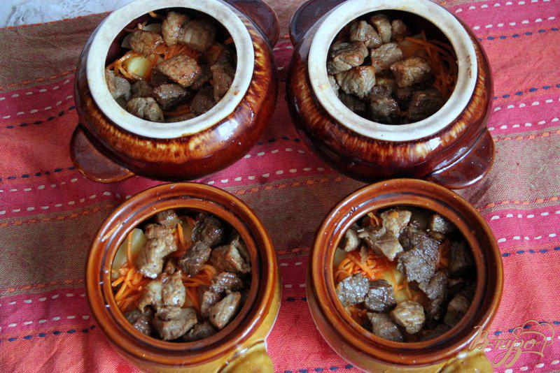 Фото приготовление рецепта: Жаркое в горшочках из говядины и свинины  с корейской морковкой шаг №6