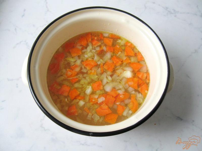 Фото приготовление рецепта: Овощной суп с кукурузой и зеленым горошком шаг №3