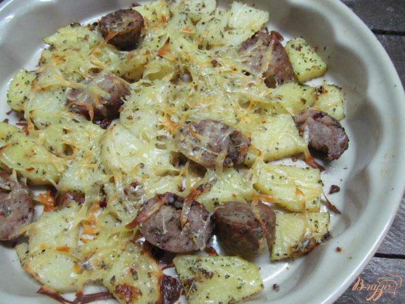 Фото приготовление рецепта: Запеченный картофель с колбасками под сыром шаг №5