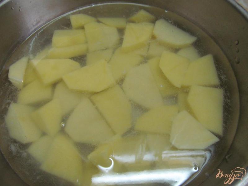 Фото приготовление рецепта: Запеченный картофель с колбасками под сыром шаг №2