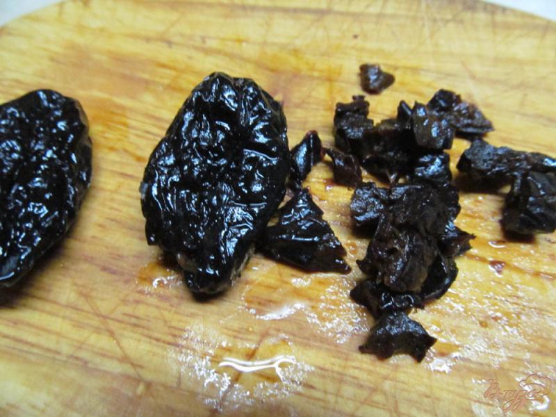 Фото приготовление рецепта: Салат из капусты с сельдереем и черносливом шаг №4