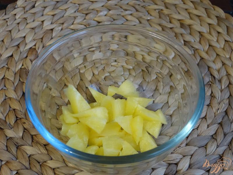Фото приготовление рецепта: Фруктовый салат в ананасе шаг №2