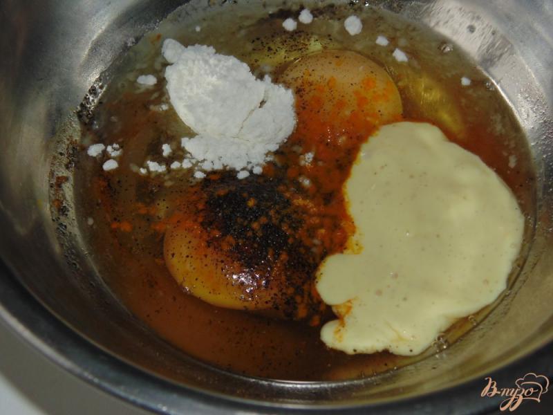 Фото приготовление рецепта: Яичные кексы с ветчиной и зеленым луком шаг №2