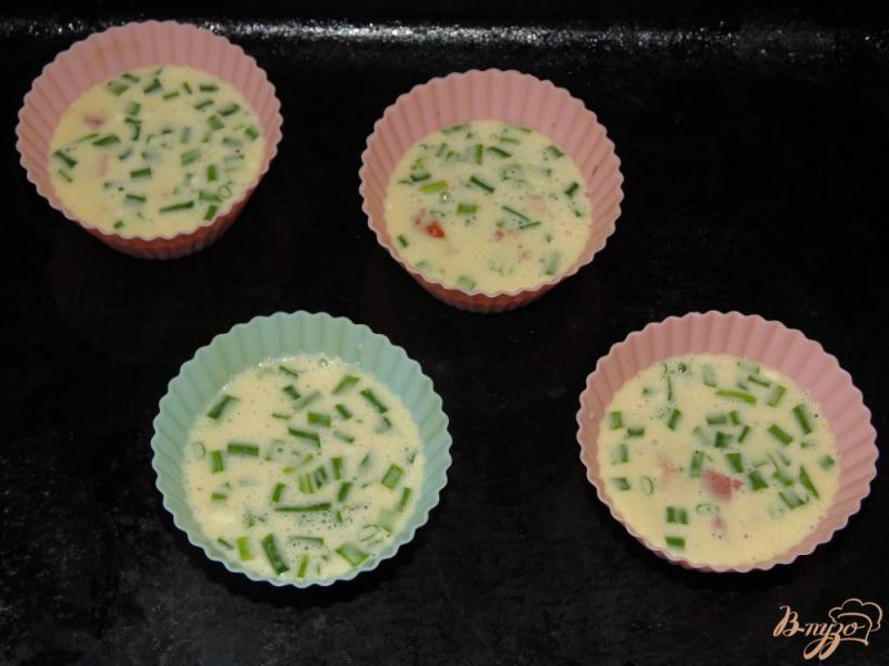 Фото приготовление рецепта: Яичные кексы с ветчиной и зеленым луком шаг №4