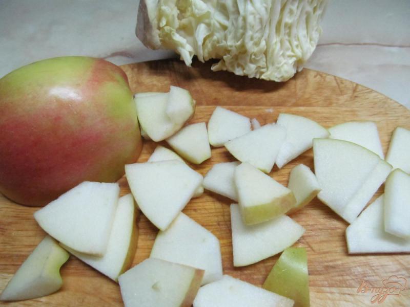 Фото приготовление рецепта: Салат из капусты с яблоком и брынзой шаг №3