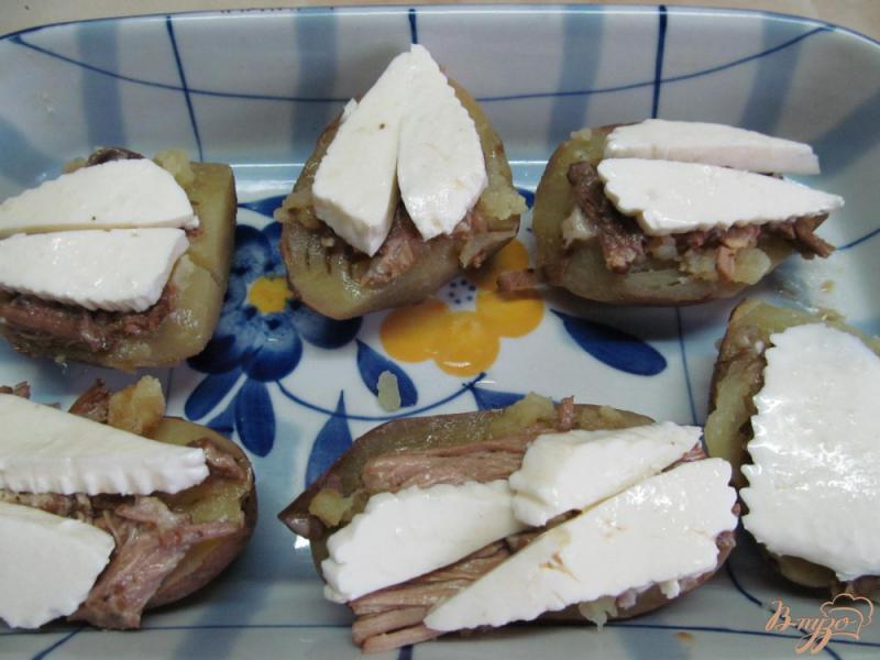 Фото приготовление рецепта: Картофель запеченный с мясом под брынзой шаг №3