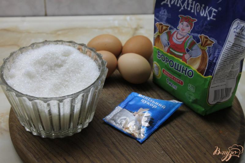 Фото приготовление рецепта: Бисквитный торт с вареной сгущенкой и консервированными абрикосами шаг №1