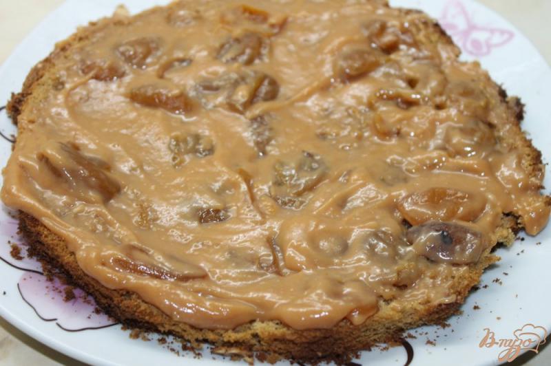Фото приготовление рецепта: Бисквитный торт с вареной сгущенкой и консервированными абрикосами шаг №10