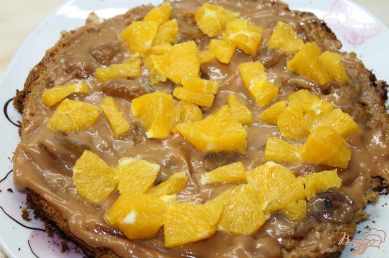 Фото приготовление рецепта: Бисквитный торт с вареной сгущенкой и консервированными абрикосами шаг №11