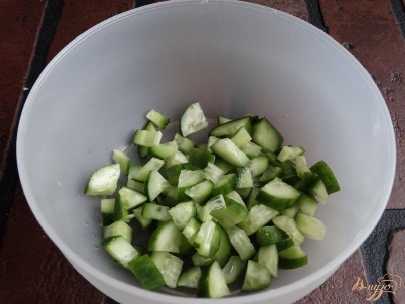 Фото приготовление рецепта: Салат с сельдереем, капустой и огурцом шаг №1