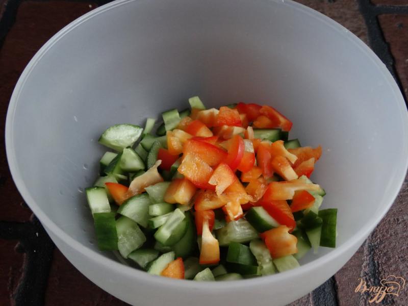 Фото приготовление рецепта: Салат с сельдереем, капустой и огурцом шаг №2