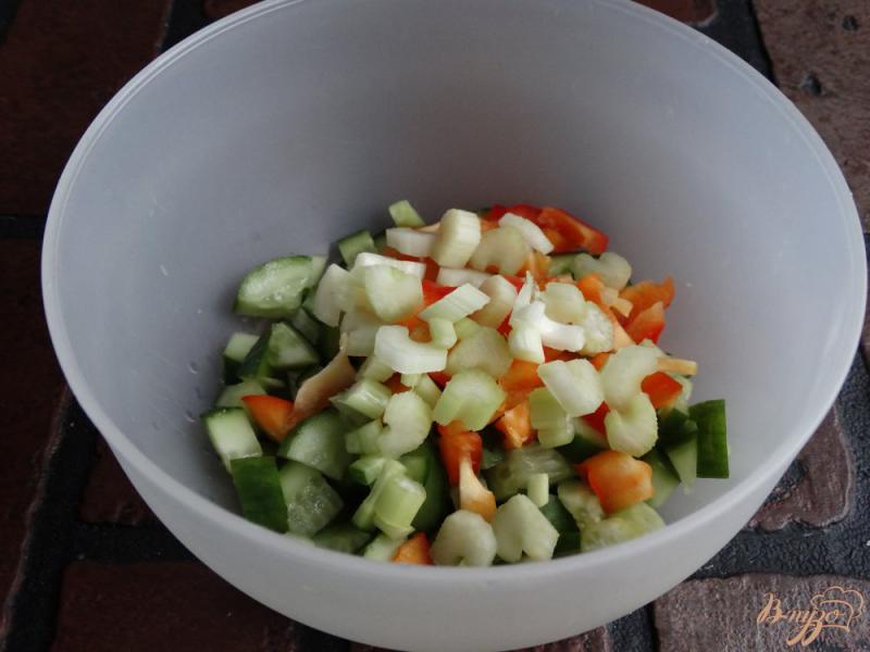 Фото приготовление рецепта: Салат с сельдереем, капустой и огурцом шаг №3