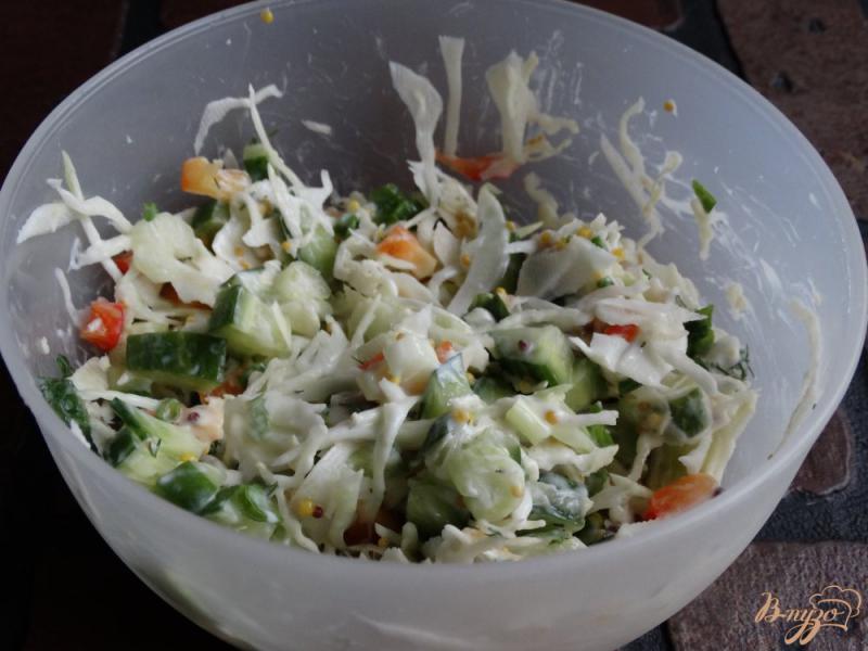 Фото приготовление рецепта: Салат с сельдереем, капустой и огурцом шаг №7
