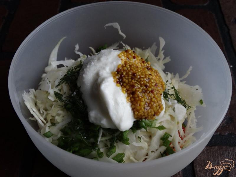 Фото приготовление рецепта: Салат с сельдереем, капустой и огурцом шаг №6