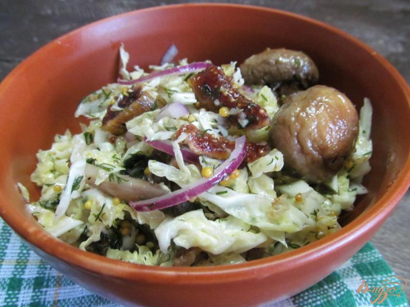 Фото приготовление рецепта: Капустный салат с инжиром шаг №5