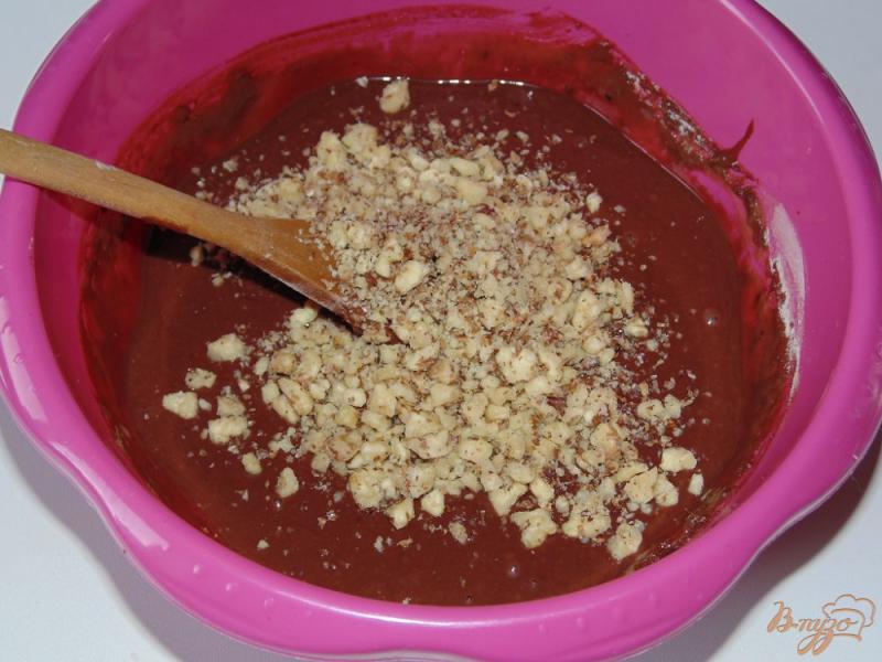 Фото приготовление рецепта: Шоколадные кексы с грецкими орехами шаг №4