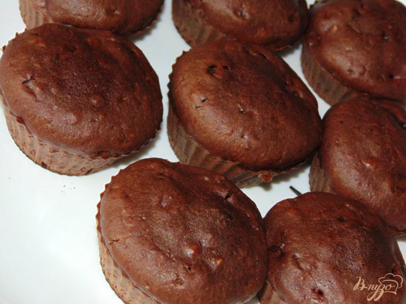 Фото приготовление рецепта: Шоколадные кексы с грецкими орехами шаг №6