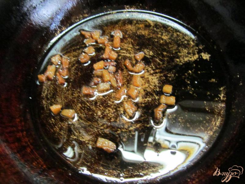 Фото приготовление рецепта: Оладьи с грибами и беконом шаг №4