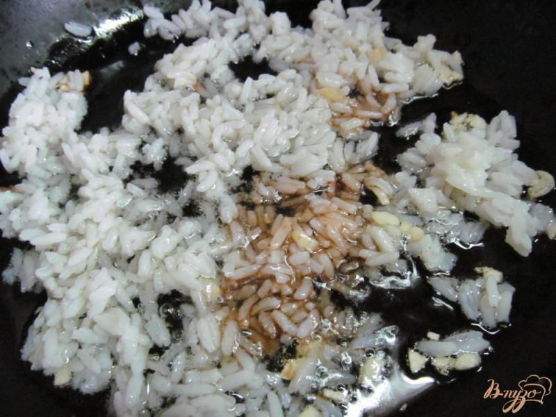 Фото приготовление рецепта: Жаренный рис с замороженными овощами шаг №2