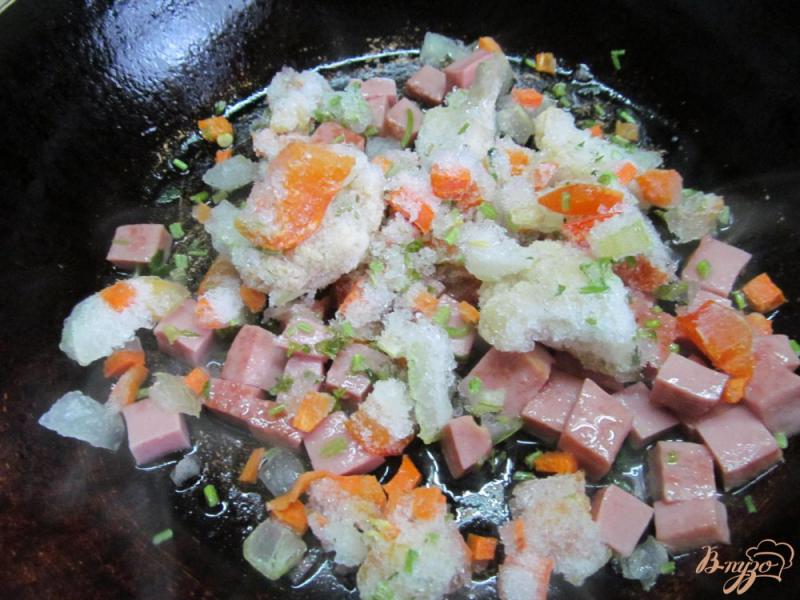 Фото приготовление рецепта: Жаренный рис с замороженными овощами шаг №5