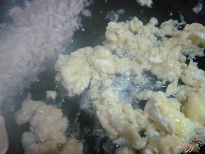 Фото приготовление рецепта: Жаренный рис с замороженными овощами шаг №4