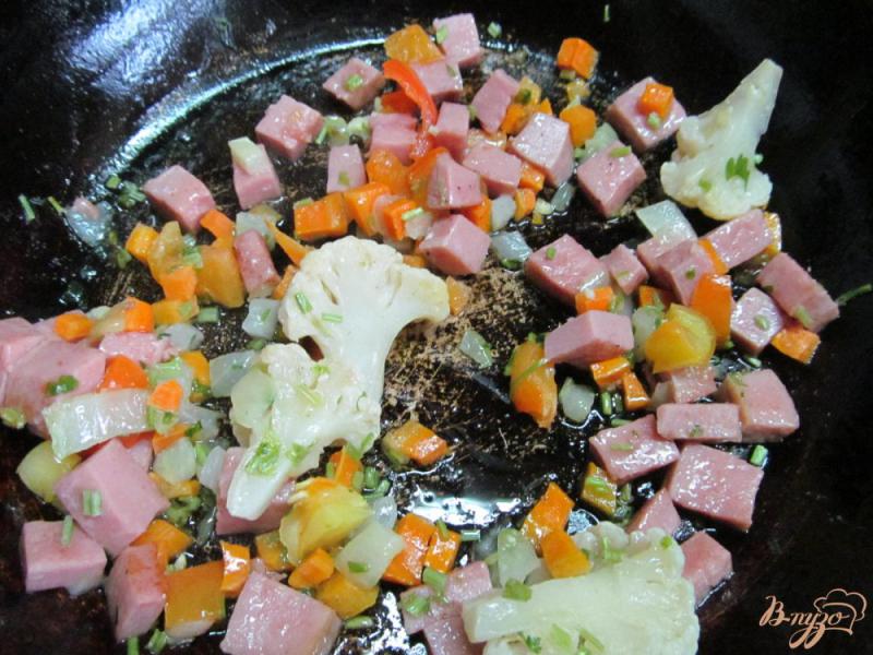 Фото приготовление рецепта: Жаренный рис с замороженными овощами шаг №6