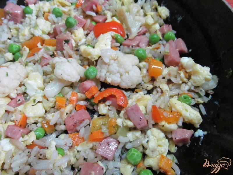 Фото приготовление рецепта: Жаренный рис с замороженными овощами шаг №8