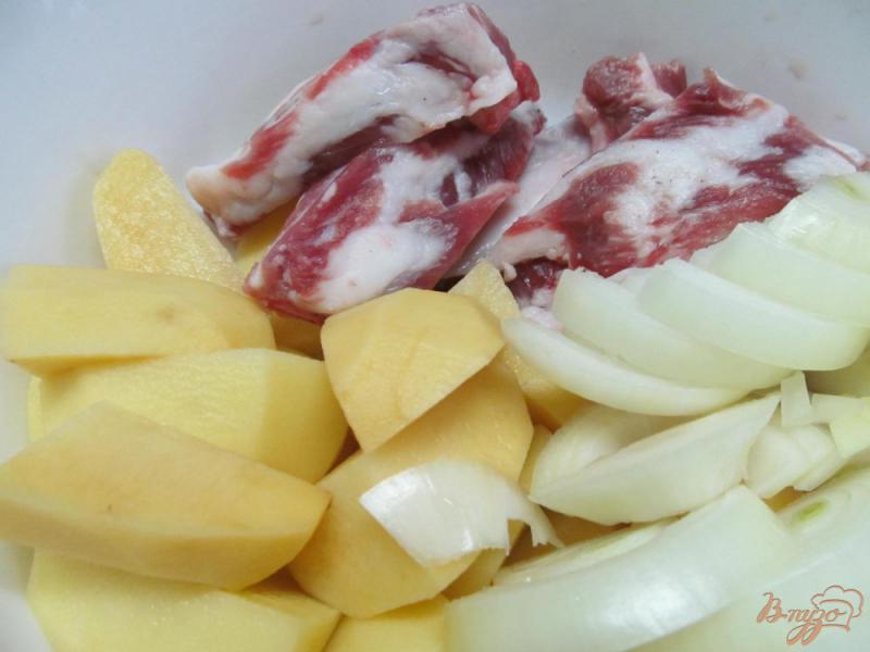 Фото приготовление рецепта: Свекла и картофель запеченные с беконом и ребрами шаг №3