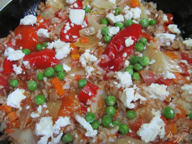 Фото приготовление рецепта: Свиной фарш с капустой рисом и консервированным перцем шаг №10