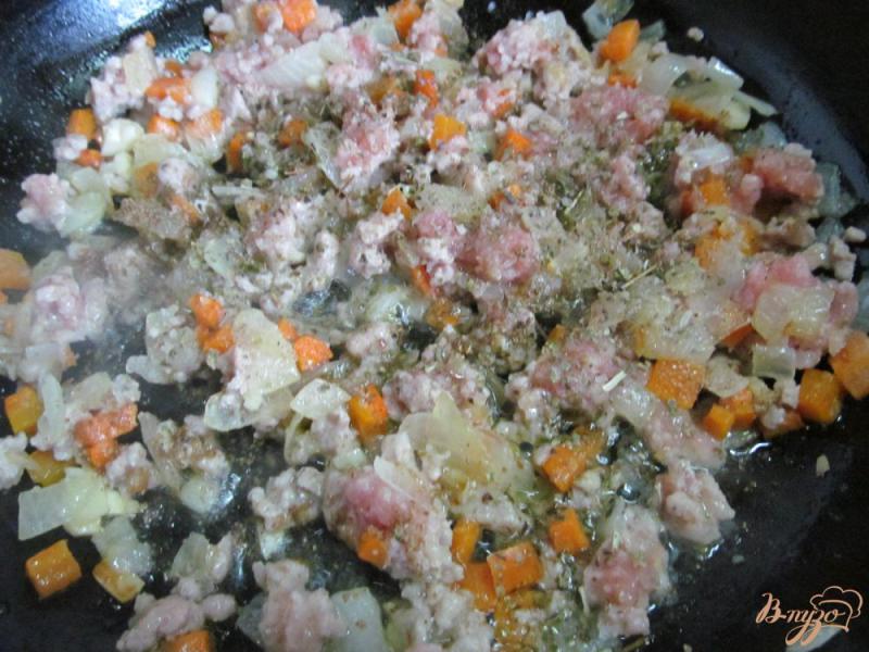 Фото приготовление рецепта: Свиной фарш с капустой рисом и консервированным перцем шаг №5