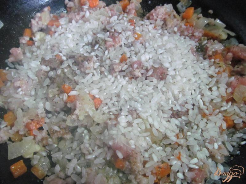 Фото приготовление рецепта: Свиной фарш с капустой рисом и консервированным перцем шаг №6
