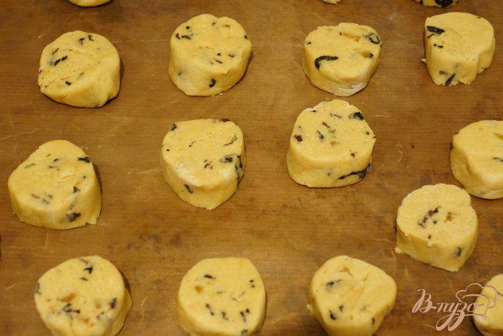 Фото приготовление рецепта: Печенье с базиликом и имбирем шаг №6