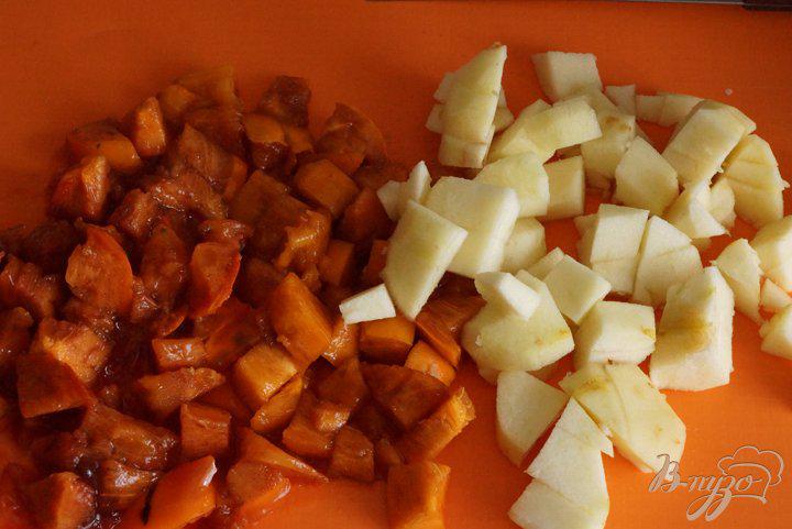 Фото приготовление рецепта: Ржаной пирог с яблоками и хурмой. шаг №6