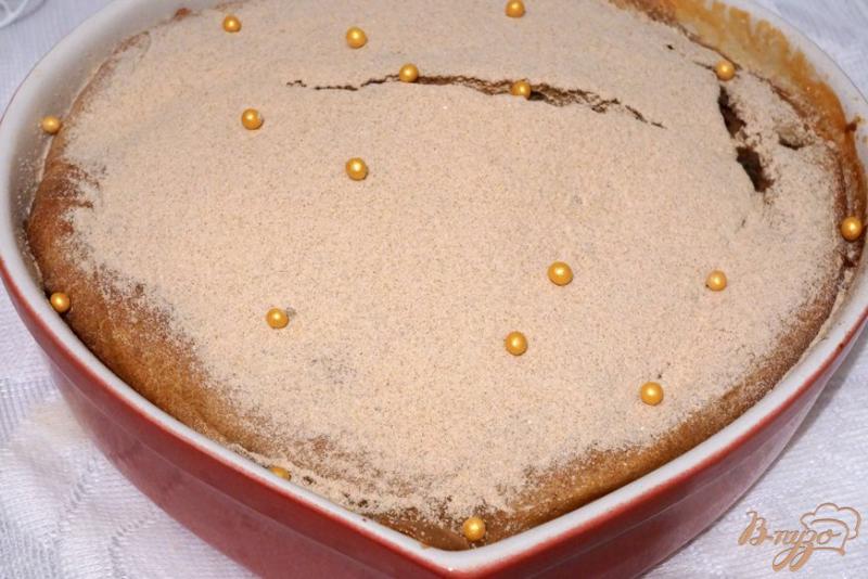 Фото приготовление рецепта: Ржаной пирог с яблоками и хурмой. шаг №11