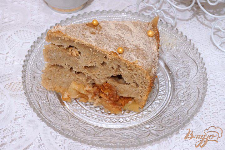 Фото приготовление рецепта: Ржаной пирог с яблоками и хурмой. шаг №12